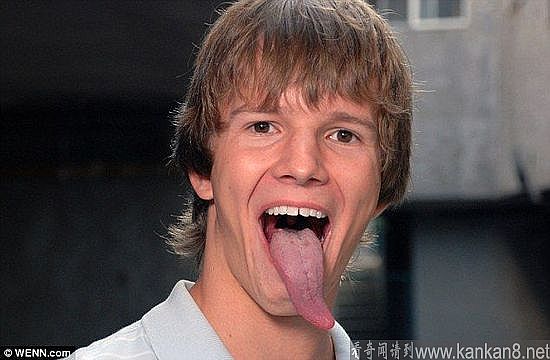 美国青年舌头长9厘米 能扭成麻花状