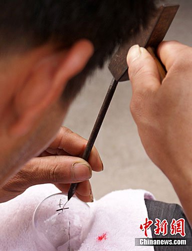 江西一奇人灯泡薄玻璃上铁钉凿字