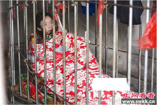 男子患精神病被家人囚禁铁笼4年(图)