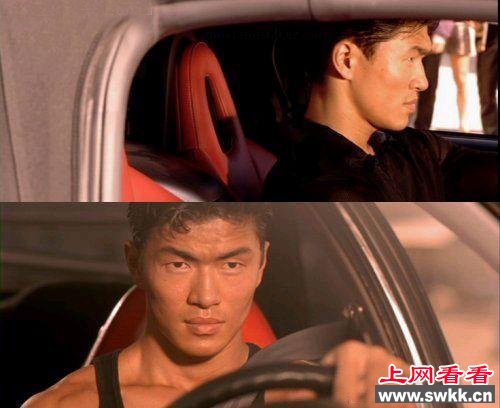 《速度与激情》中的穿帮镜头 　　在耶西准备与强尼赛车前，强尼正坐在他的本田2000内，从侧面看他穿了一件有扣子的黑衬衫，镜头转到正面时强尼只穿了件黑背心。