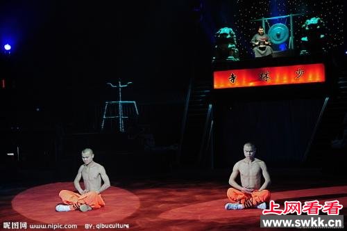 拳法。1、少林罗汉拳：罗汉拳和金刚掌同为少林入门功夫，但修习到高深境界，最普通的拳掌亦能成为最厉害的武功。正印证了“大智若愚，无巧不拙”的千古道理。 2、光明拳：当年五大门派集会黄山，我佛光明拳在天都峰大展神威，夺得“天下第一拳”美誉，可惜如今已不幸失传。3、闯少林三十三路神拳：罗汉堂专研。 4、偏花七星拳：绝招是“七星聚会”。罗汉堂专研。 5、左右穿花手：罗汉堂专研。 6、少林双圈手：罗汉堂专研。 7、大摔碑手：罗汉堂专研。 8、波罗密手：又称少林风云手，罗汉堂专研。