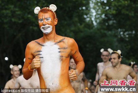 伦敦300名动物保护者裸跑为苏门答腊虎筹款(图)