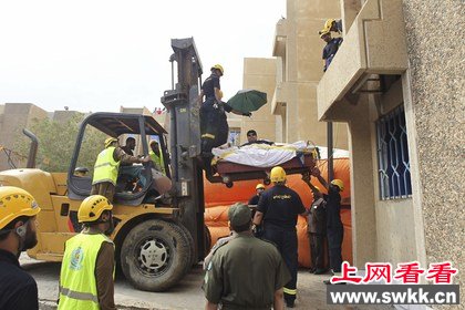 沙特610公斤男子 用起重机从加吊出去医院减肥（图）