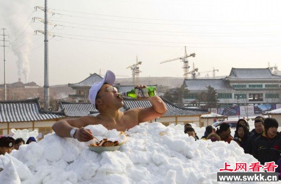 盘点最古怪世界纪录：金松浩曾以46分钟7秒创下了赤身在雪中呆最长时间的吉尼斯世界纪录