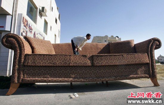 一个约旦人正在巨大的沙发上进行午祷