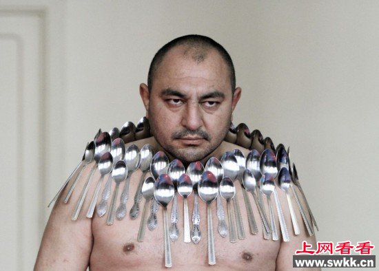 EtibarElchiyev在身上放置了50个金属汤匙，试图打破吉尼斯世界纪录