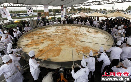 厨师们正在制作世界上最大的鸡蛋饼