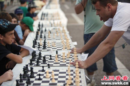 以色列国际象棋特级大师AlikGershon正在进行一场车轮大战