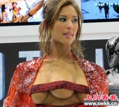 长着三个乳房的美女模特