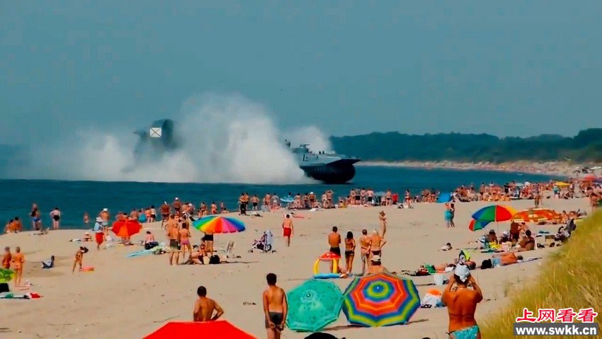 俄军野牛气垫船突然出现在海滩（图）