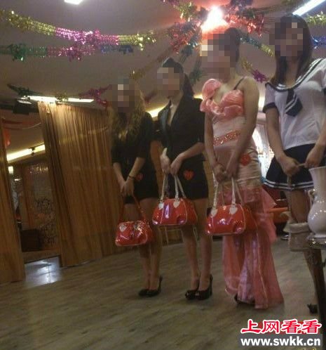 菜贩嫖妓巧遇女友卖淫 实拍色情交易淫乱现场