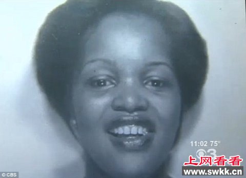 美国费城现年50岁的雪洛琳，被通报失踪两天后，警方发现一具女尸符合其特征，亲友透过照片也指认女尸即为雪洛琳，但在葬礼后的13天，雪洛琳竟又突然出现，亲友才发现葬错人。