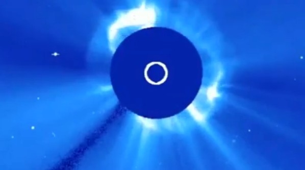 太空探测器捕捉到“彗星撞日”震撼瞬间