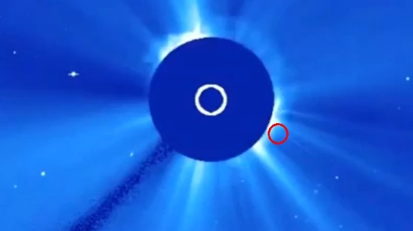 太空探测器捕捉到“彗星撞日”震撼瞬间
