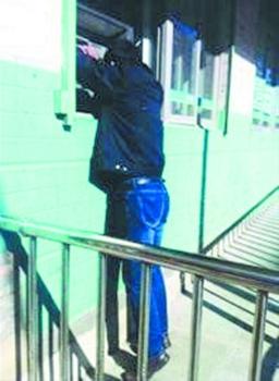 沈阳提款机近2米高：原有缓步台修路时被推掉