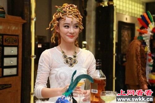 袁姗姗“盘蛇头”造型劲爆 被吐槽“满头蛆”【组图】