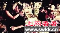 一对情侣（左）在智利塔尔卡的一处公墓亲吻，庆祝新年到来
