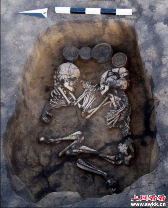 西伯利亚3500年前情侣墓
