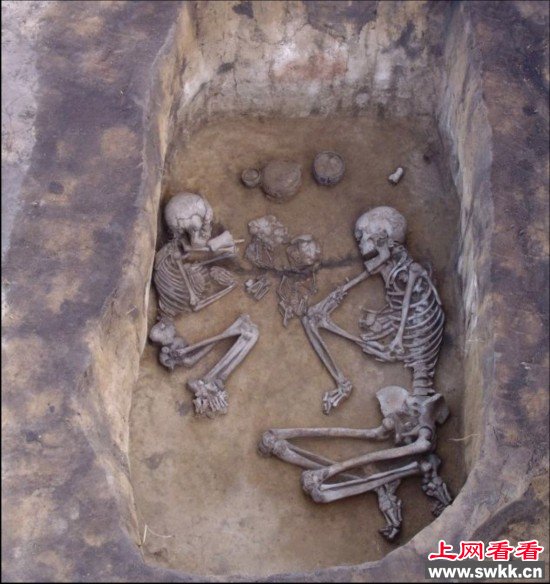西伯利亚3500年前情侣墓