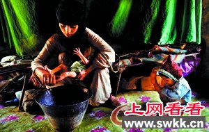 一位过早步入婚姻的14岁少女已经有两名孩子。图为少女为刚出生的婴儿洗澡(资料照片)。
