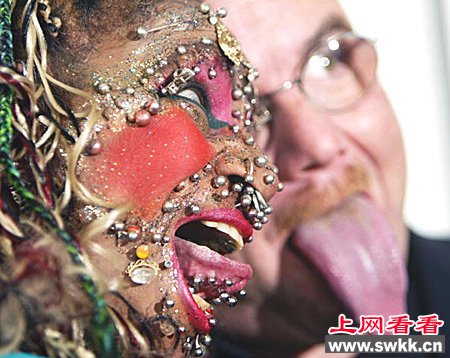 世界上身体穿孔最多的女人[图片]