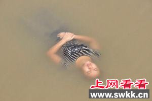 女子吃了20多颗感冒药 水上漂浮40多分钟
