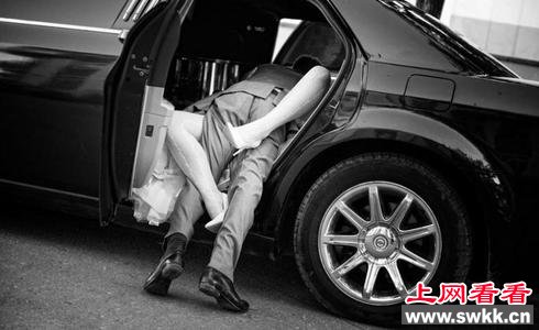 俄罗斯下流婚纱照模拟做爱姿势场景 组图