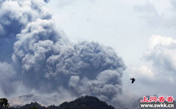 印尼克卢德火山火山喷发美景 组图
