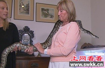女子遭两米长宠物蛇勒住脖子险些窒息丧命（图）