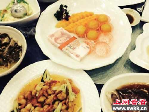 土豪婚礼压桌菜上钞票