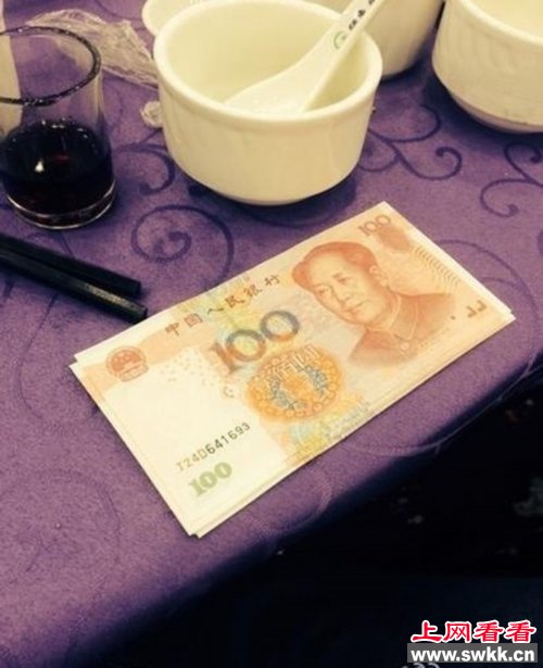 土豪婚礼压桌菜上钞票