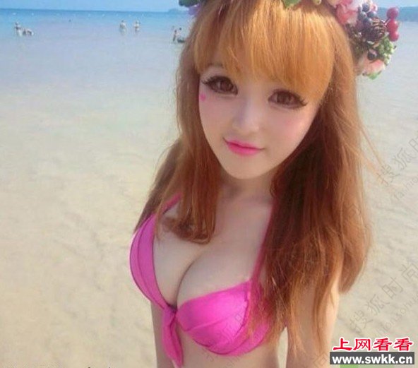 中国版芭比娃娃沙滩写真 纹身芭比少女 组图