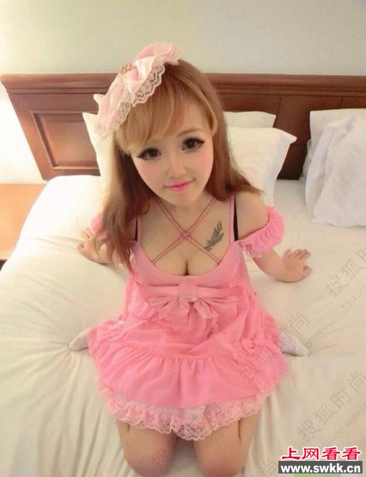 中国版芭比娃娃沙滩写真 纹身芭比少女 组图