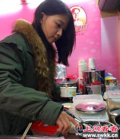 重庆冰粉西施 卖冰粉供妹妹上学感动网友 图