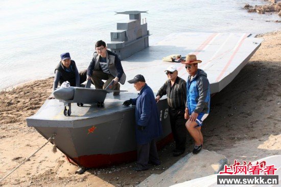牛！ 青岛老人自造航母下水 图