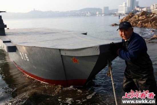 牛！ 青岛老人自造航母下水 图