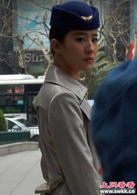 刘亦菲制服诱惑片场扮空姐 组图