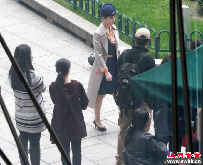刘亦菲制服诱惑片场扮空姐 组图