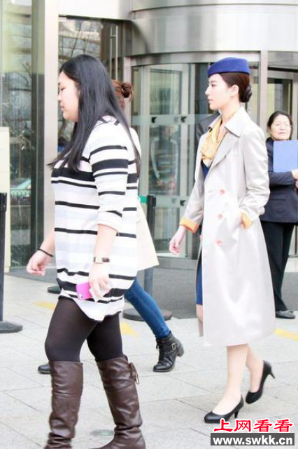 刘亦菲制服诱惑片场扮空姐 组图