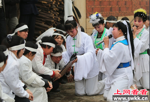 职业哭灵女每月哭二十余场 清明忙 图