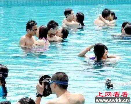 广州罕见水下接吻比赛情侣56.5秒夺冠 图