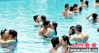 广州罕见水下接吻比赛情侣56.5秒夺冠 图