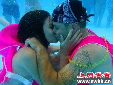 广州罕见水下接吻比赛情侣56.5秒夺冠 图