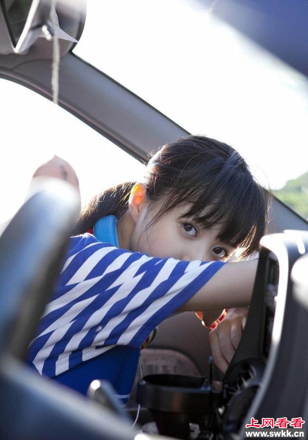 日本11岁童颜巨乳嫩模车内脱衣拍写真 组图 