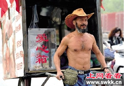 型男板车哥亮相郑州街头 图