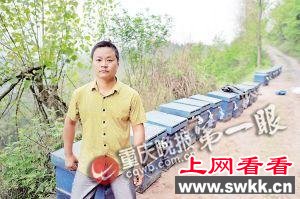 34岁的佘平将28箱蜜蜂运上山打造蜂衣