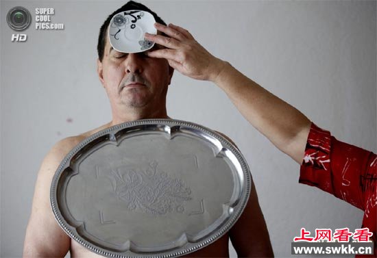 磁铁男 身体能吸附各种材质物品 图