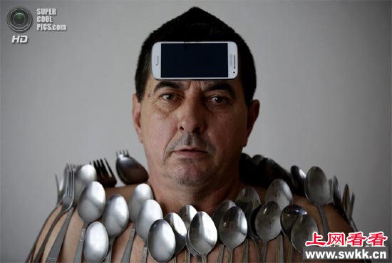 磁铁男 身体能吸附各种材质物品 图