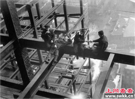高楼上的工人自拍恐高症患者慎入 组图