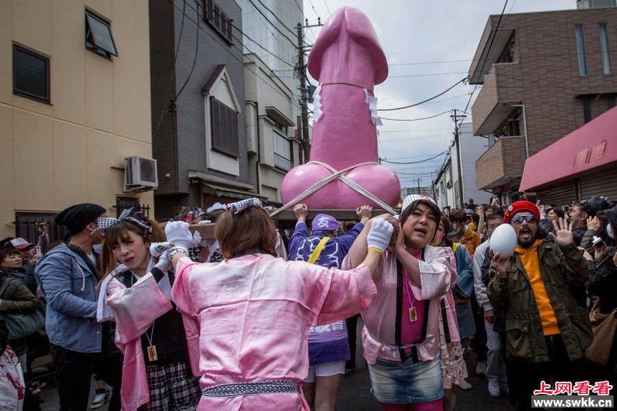 奇葩日本性文化 女性对男生殖器疯狂膜拜(组图)